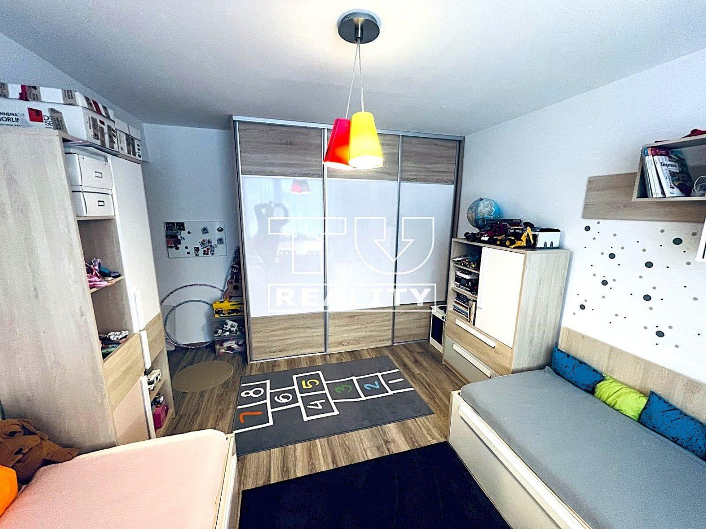 3 izbový  zrekonštruovaný byt 65 m2, v tehlovom bytovom dome na Ostredkovej ulici, Bratislava