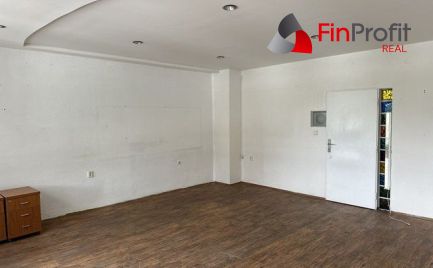 Na prenájom kancelária s umývadlom o výmere 48 m2 v Petržalke. Možnosťou prenájmu skladovej kóje.