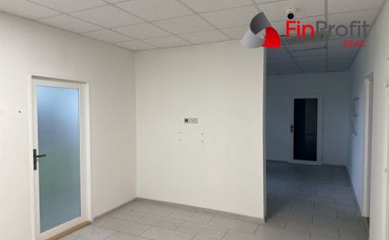 Na prenájom kancelárska jednotka o výmere 96 m2 v Petržalke. Možnosť využívať aj ako bytovú jednotku.