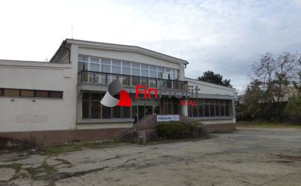 Obchodno-skladový priestor 715 m2 so vstavanou administratívnou časťou.