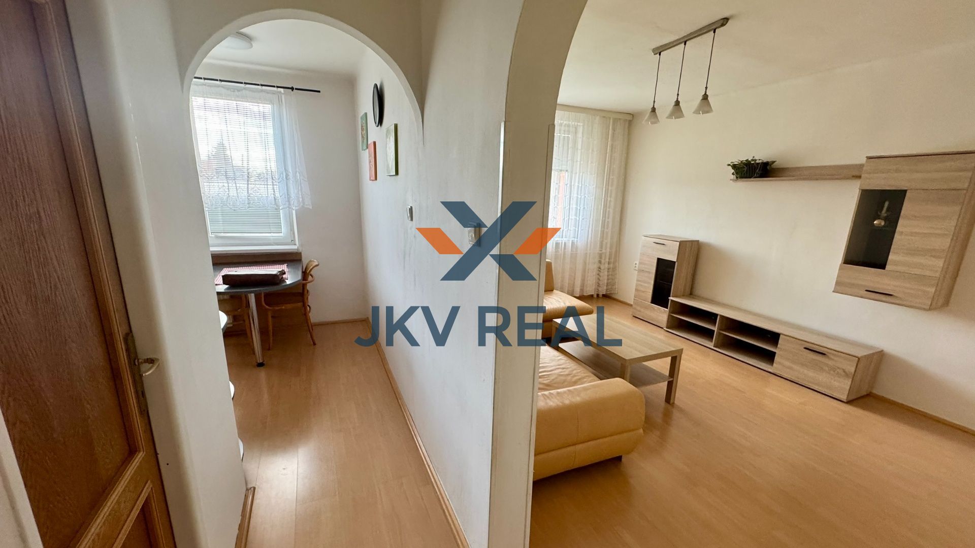Priestranný 2-izbový byt (48m2) s veľkou pivnicou v centre - Slovenský Grob