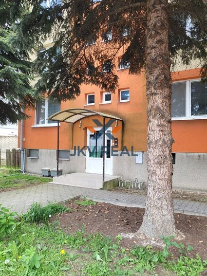 Priestranný 2-izbový byt (48m2) s veľkou pivnicou v centre - Slovenský Grob