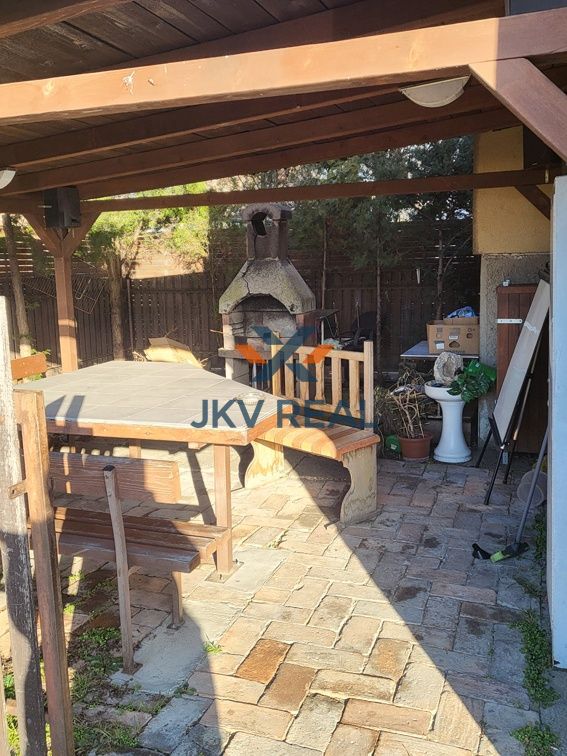 Priestranný 2-izbový byt (48m2) s veľkou pivnicou v centre - Slovenský Grob