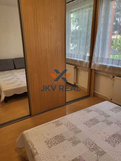 Priestranný 2-izbový byt (48m2) s veľkou pivnicou v centre - Slovenský Grob