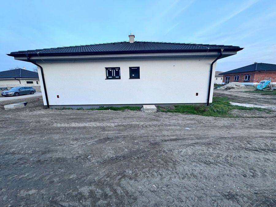 Nový 4-izbový rodinný dom s tepelným čerpadlom, oplotením a parkingom