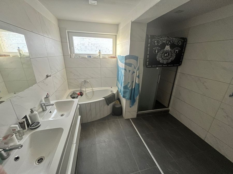 9-izbová rodinná vila s tromi bytmi, garážami a obývateľným podkrovím bez kompromisov