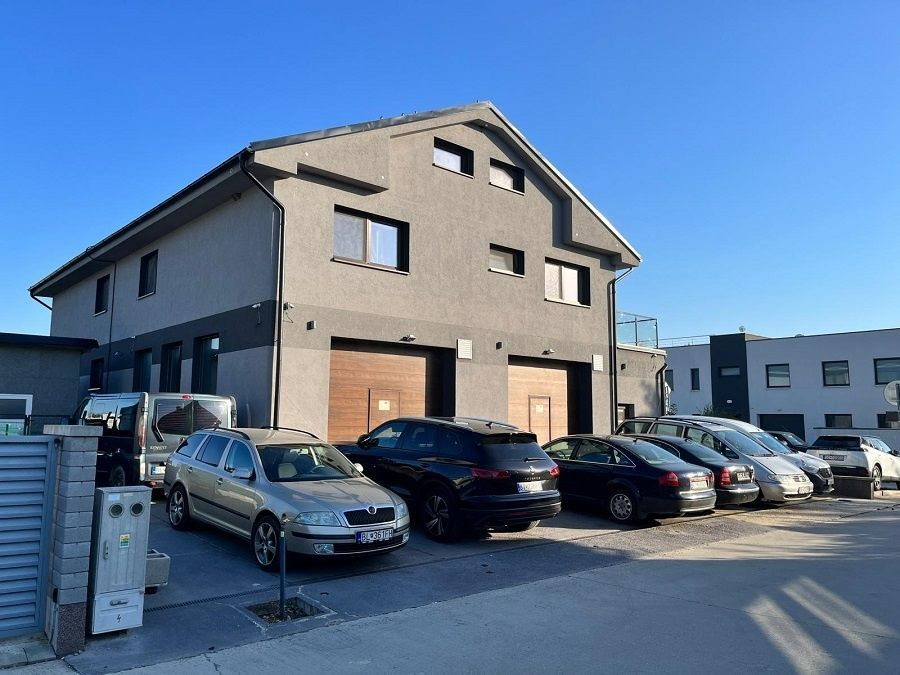 9-izbová rodinná vila s tromi bytmi, garážami a obývateľným podkrovím bez kompromisov