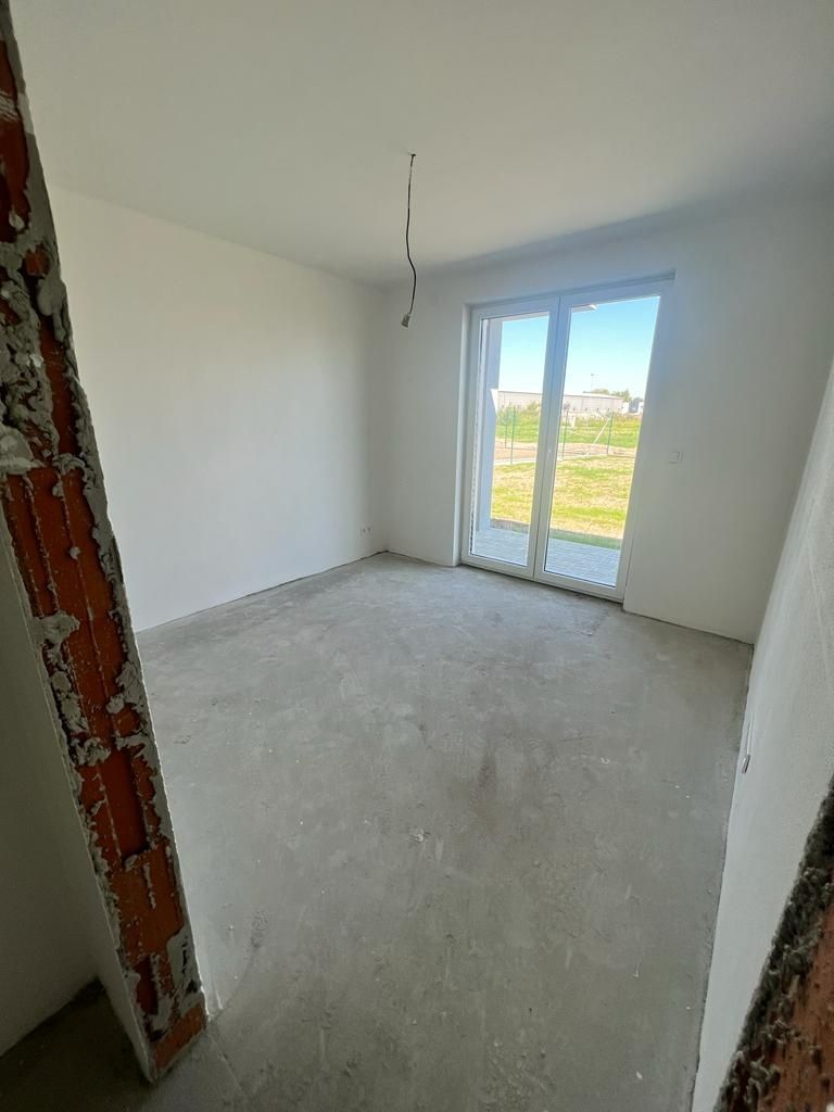 Moderný 4-izbový rodinný dom s krytou terasou a podlahovým plynovým kúrením