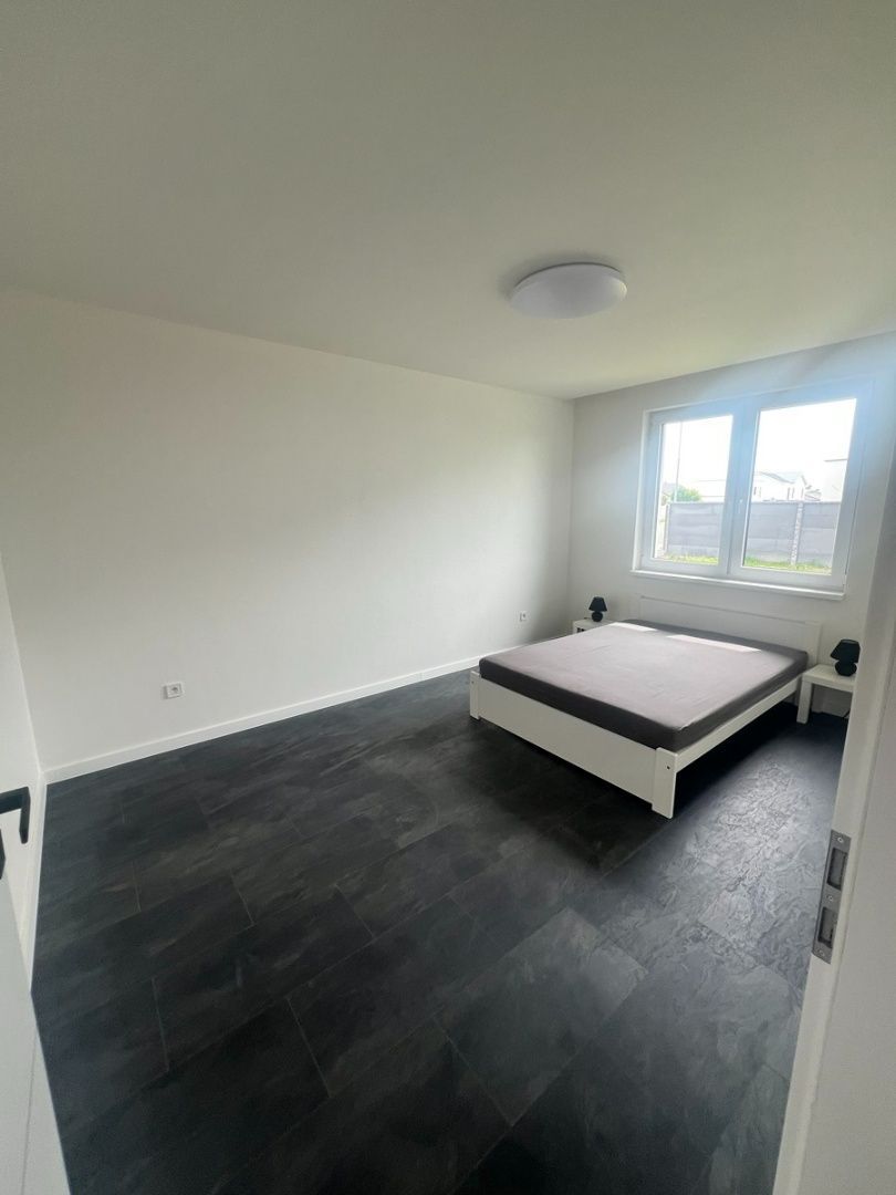Moderný 4-izbový rodinný dom s krytou terasou a podlahovým plynovým kúrením
