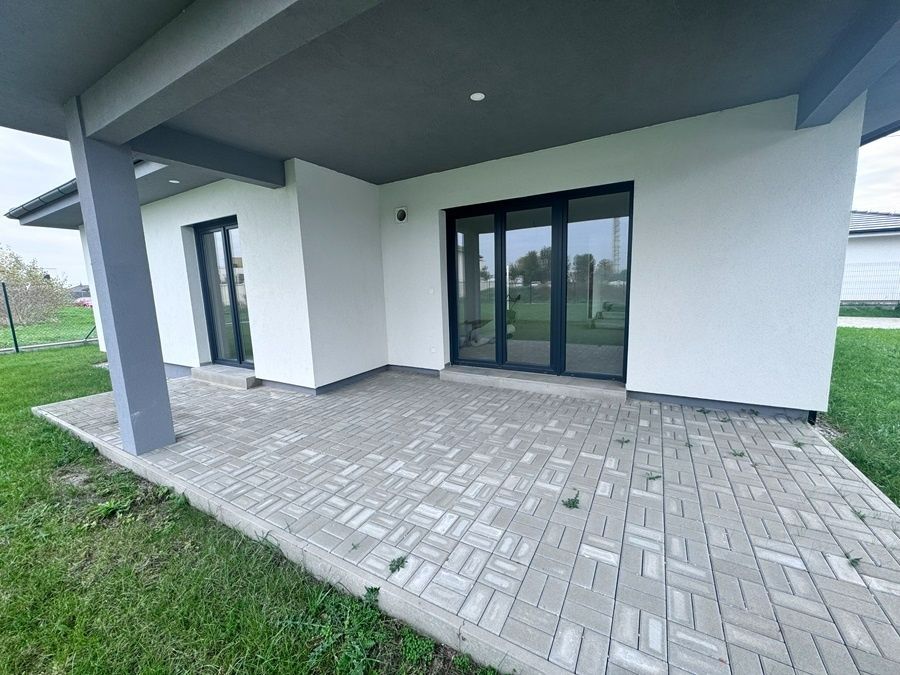 Moderný 4-izbový rodinný dom s krytou terasou a podlahovým plynovým kúrením