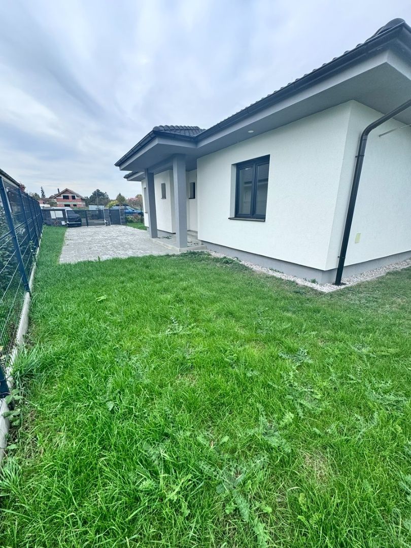 Moderný 4-izbový rodinný dom s krytou terasou a podlahovým plynovým kúrením