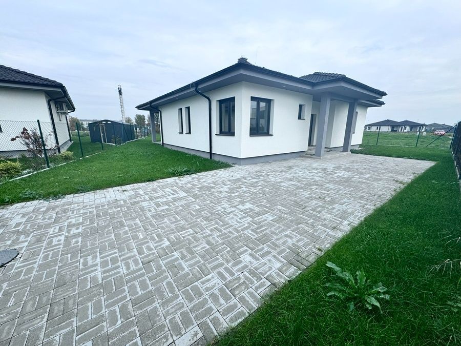 Moderný 4-izbový rodinný dom s krytou terasou a podlahovým plynovým kúrením