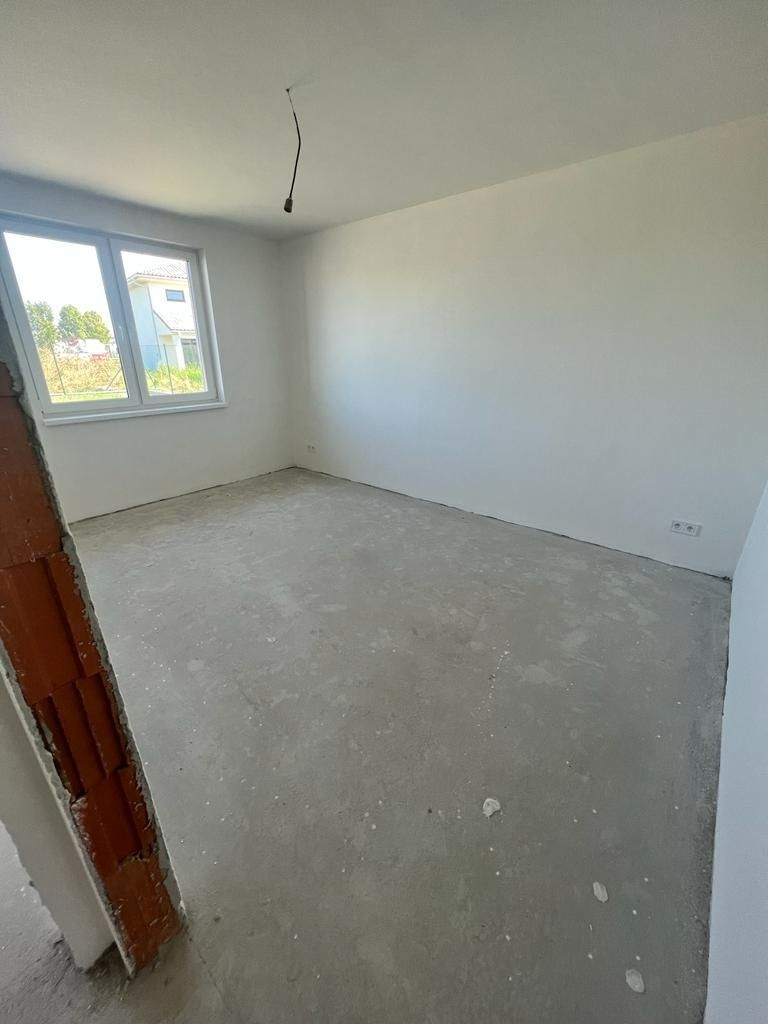 Moderný 4-izbový rodinný dom s krytou terasou a podlahovým plynovým kúrením