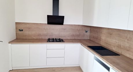 Výnimočný a komplet zrekonštruovaný 3 izbový byt s loggiou (85m²) a krásnym výhľadom- blízko centra- Jégého ul.