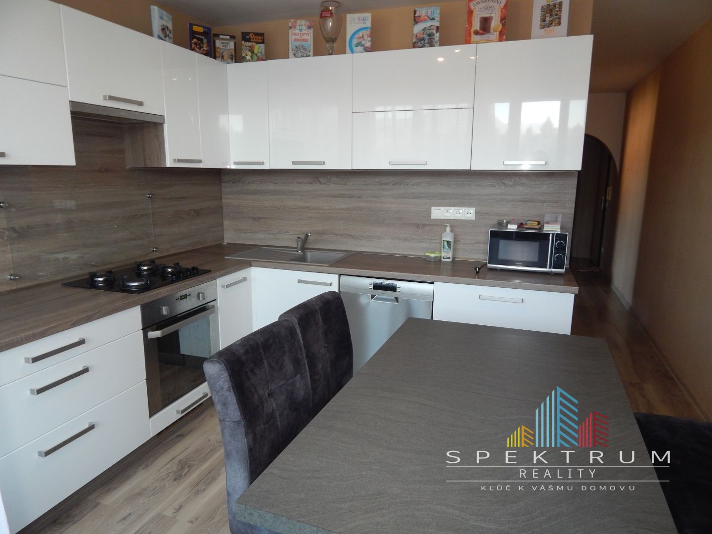 SPEKTRUM REALITY- Na Predaj komplet rekonštruovaný 3-izbový byt, 75 m2, 2x loggia, Handlová, ul. Morovnianská Cesta