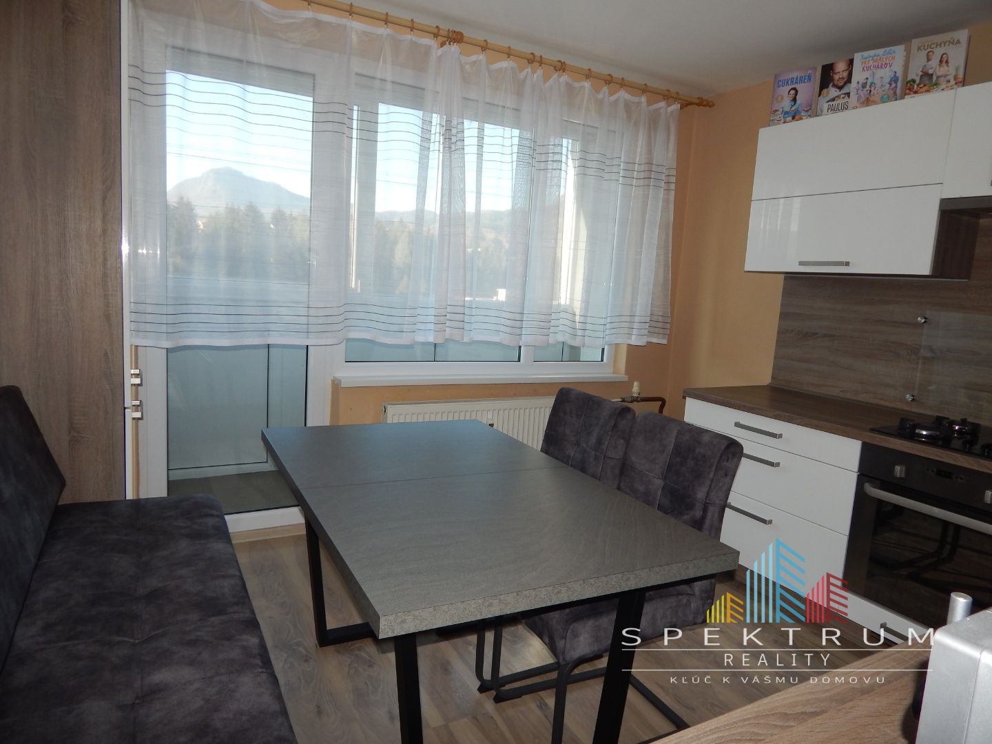 SPEKTRUM REALITY- Na Predaj komplet rekonštruovaný 3-izbový byt, 75 m2, 2x loggia, Handlová, ul. Morovnianská Cesta