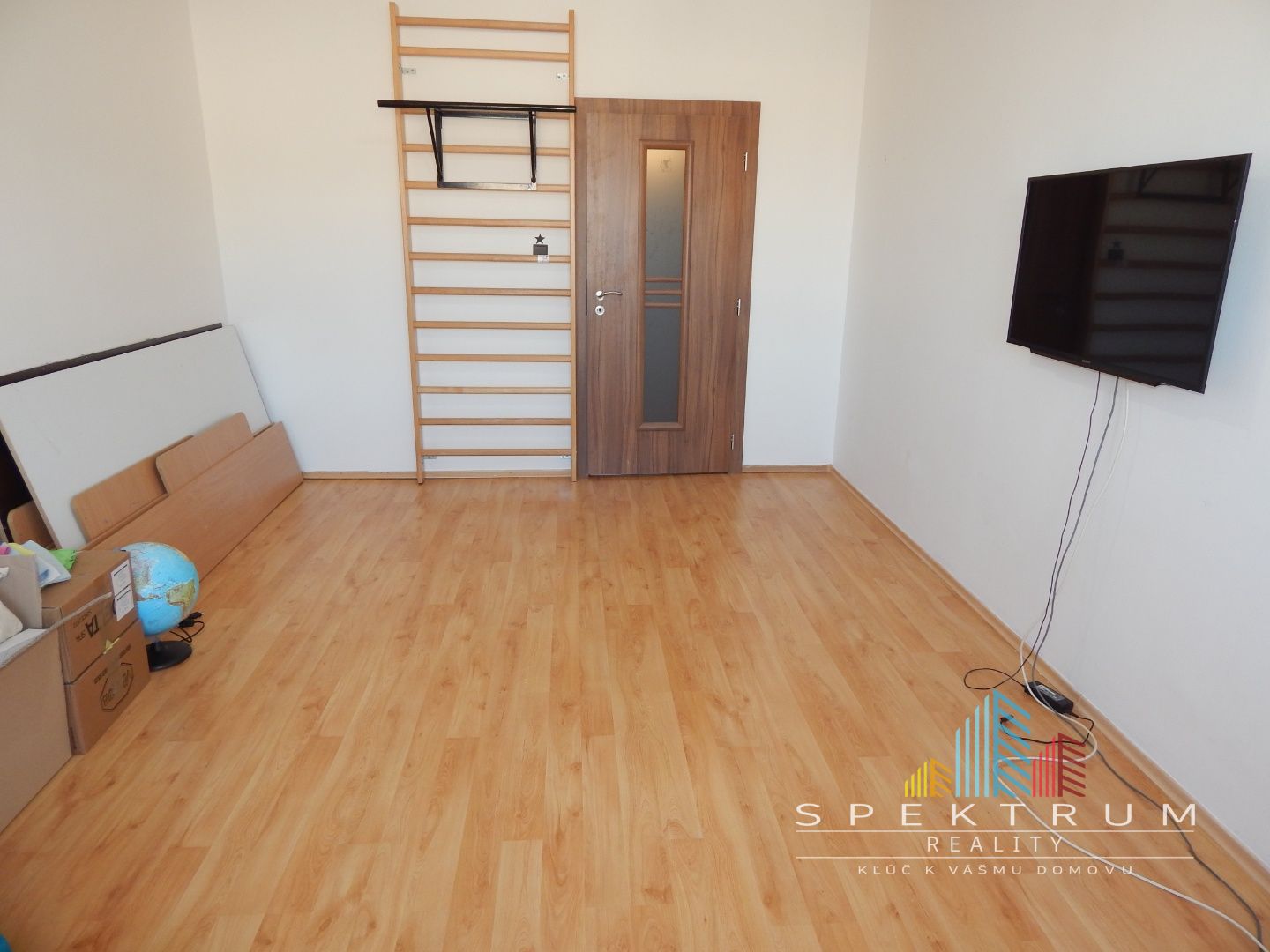 SPEKTRUM REALITY- Na Predaj komplet rekonštruovaný 3-izbový byt, 75 m2, 2x loggia, Handlová, ul. Morovnianská Cesta