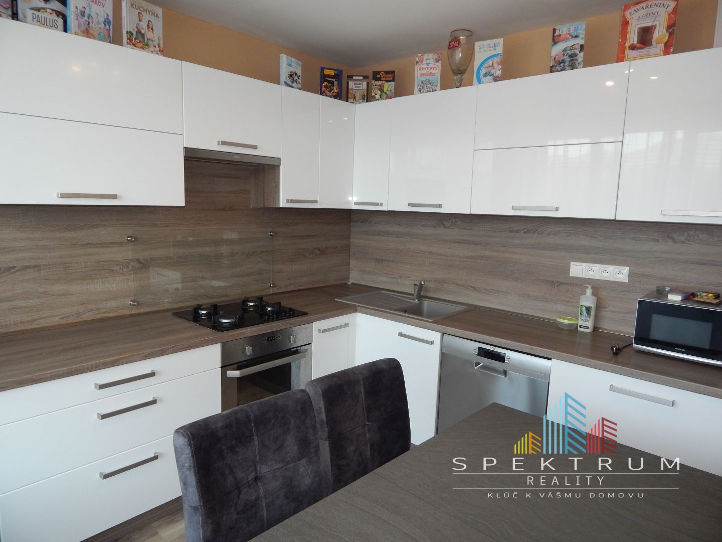 SPEKTRUM REALITY- Na Predaj komplet rekonštruovaný 3-izbový byt, 75 m2, 2x loggia, Handlová, ul. Morovnianská Cesta