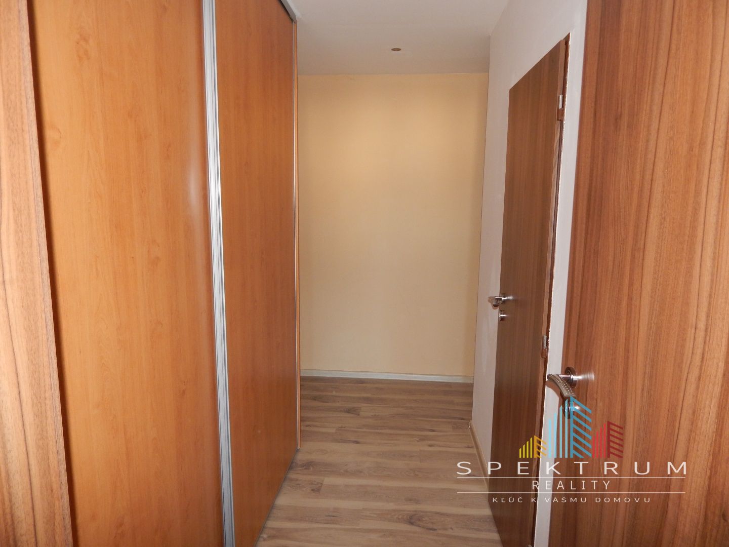 SPEKTRUM REALITY- Na Predaj komplet rekonštruovaný 3-izbový byt, 75 m2, 2x loggia, Handlová, ul. Morovnianská Cesta