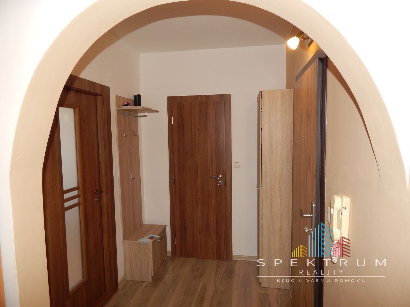 SPEKTRUM REALITY- Na Predaj komplet rekonštruovaný 3-izbový byt, 75 m2, 2x loggia, Handlová, ul. Morovnianská Cesta
