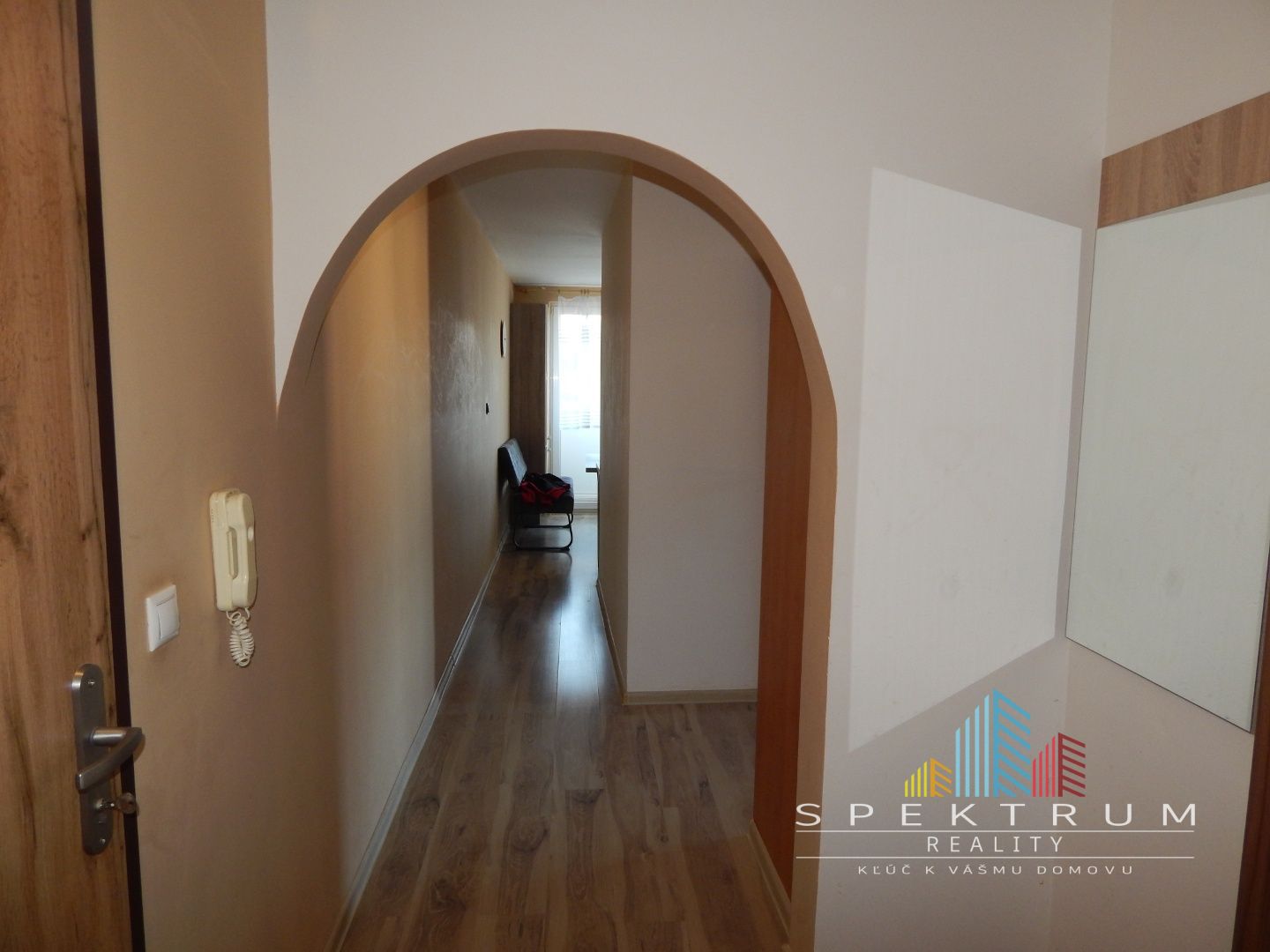 SPEKTRUM REALITY- Na Predaj komplet rekonštruovaný 3-izbový byt, 75 m2, 2x loggia, Handlová, ul. Morovnianská Cesta
