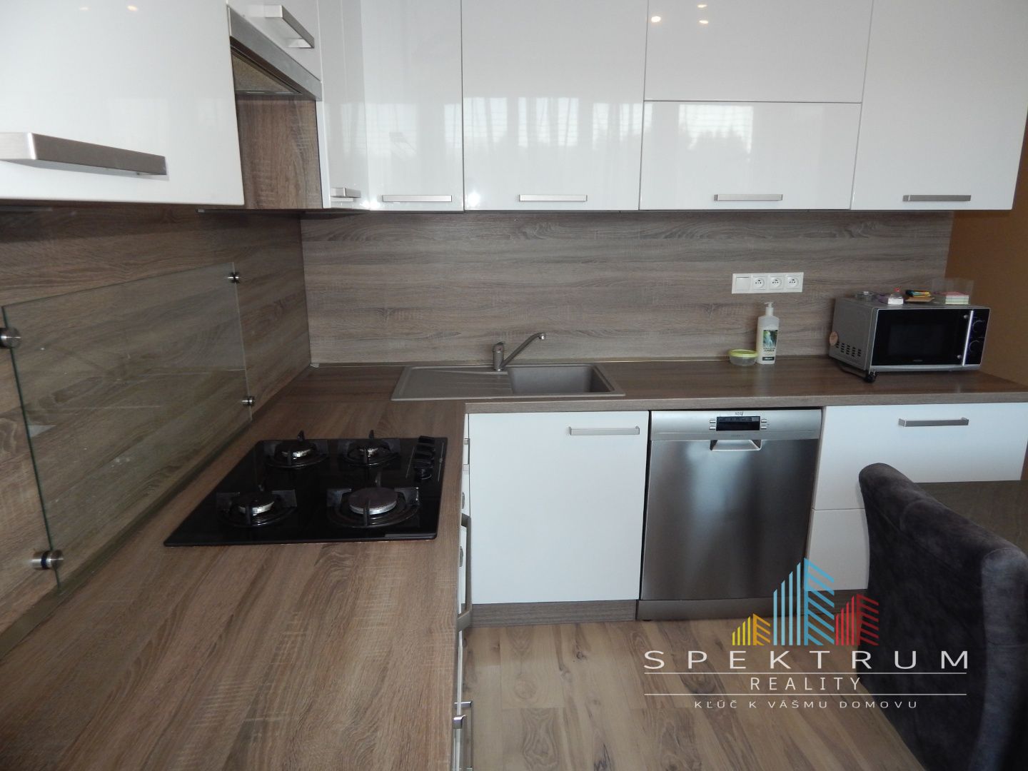 SPEKTRUM REALITY- Na Predaj komplet rekonštruovaný 3-izbový byt, 75 m2, 2x loggia, Handlová, ul. Morovnianská Cesta