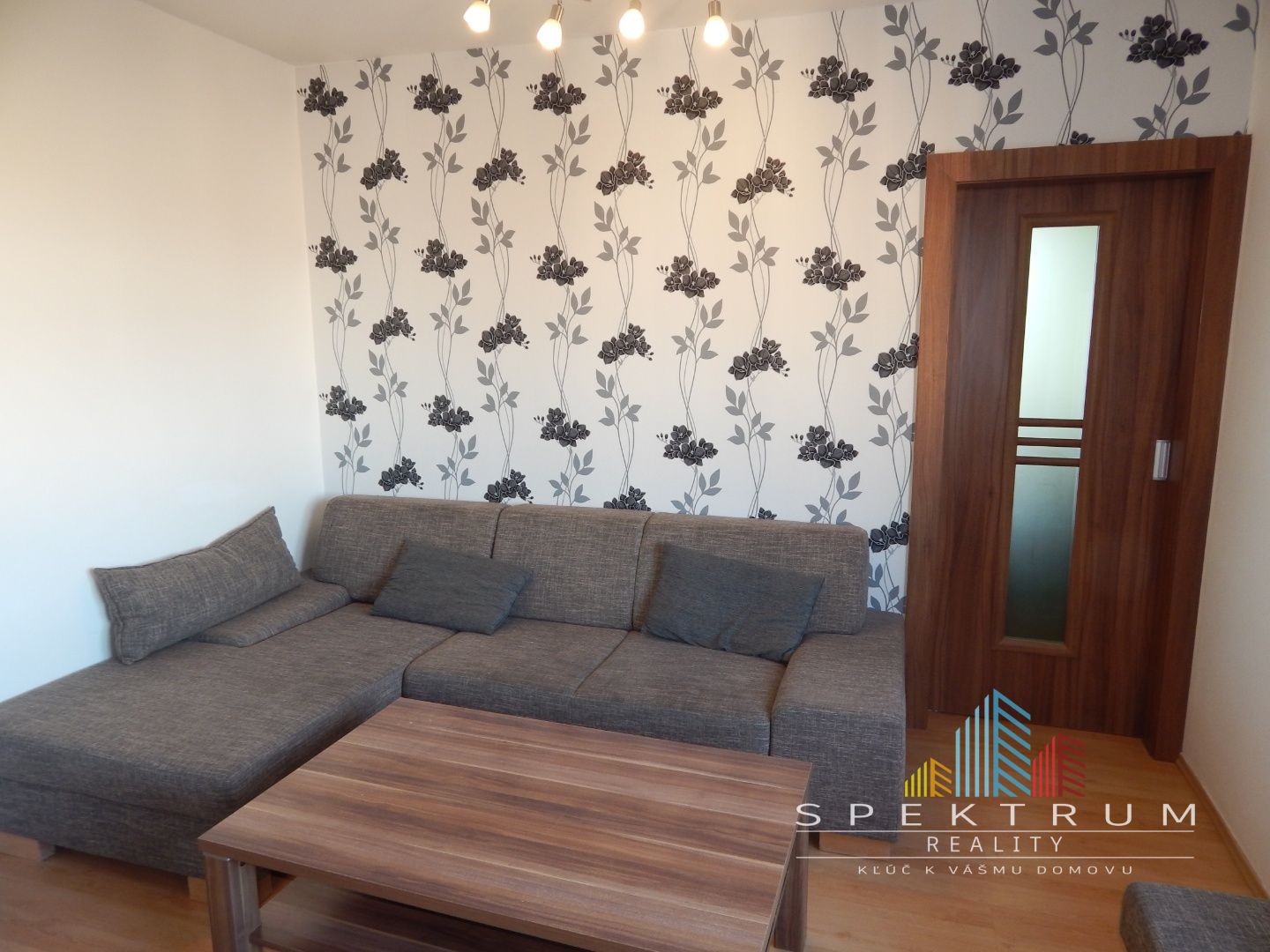 SPEKTRUM REALITY- Na Predaj komplet rekonštruovaný 3-izbový byt, 75 m2, 2x loggia, Handlová, ul. Morovnianská Cesta