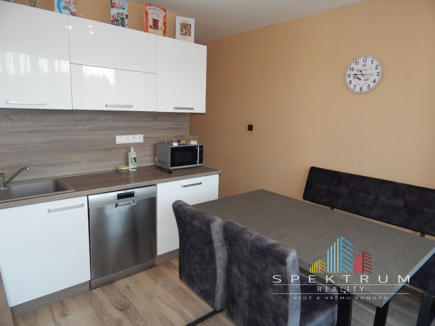 SPEKTRUM REALITY- Na Predaj komplet rekonštruovaný 3-izbový byt, 75 m2, 2x loggia, Handlová, ul. Morovnianská Cesta