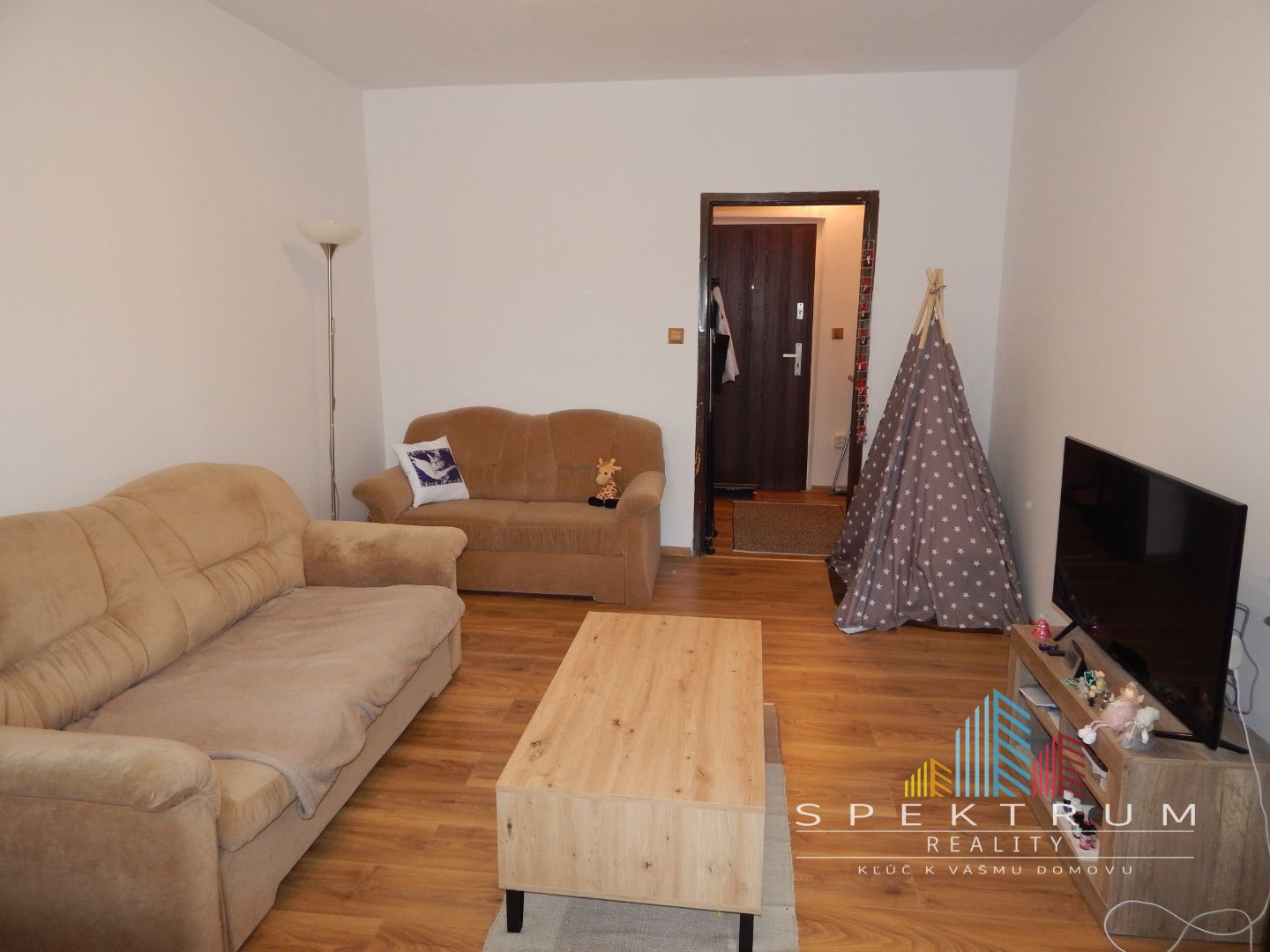 REZERVOVANÉ-SPEKTRUM REALITY- Na Predaj veľkometrážny 2 -izbový byt, 64 m2, 3x Loggia, Handlová, okres Prievidza