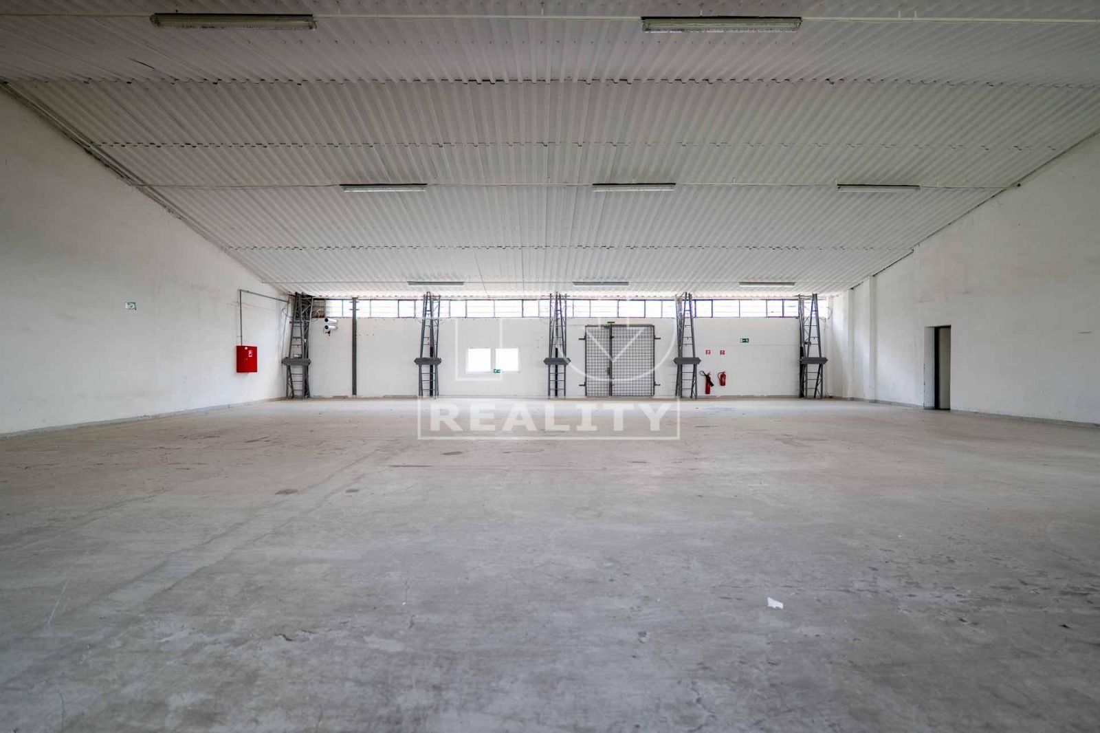 Investičná príležitosť! Predaj výrobno - skladového areálu Želiezovce 18000 m2