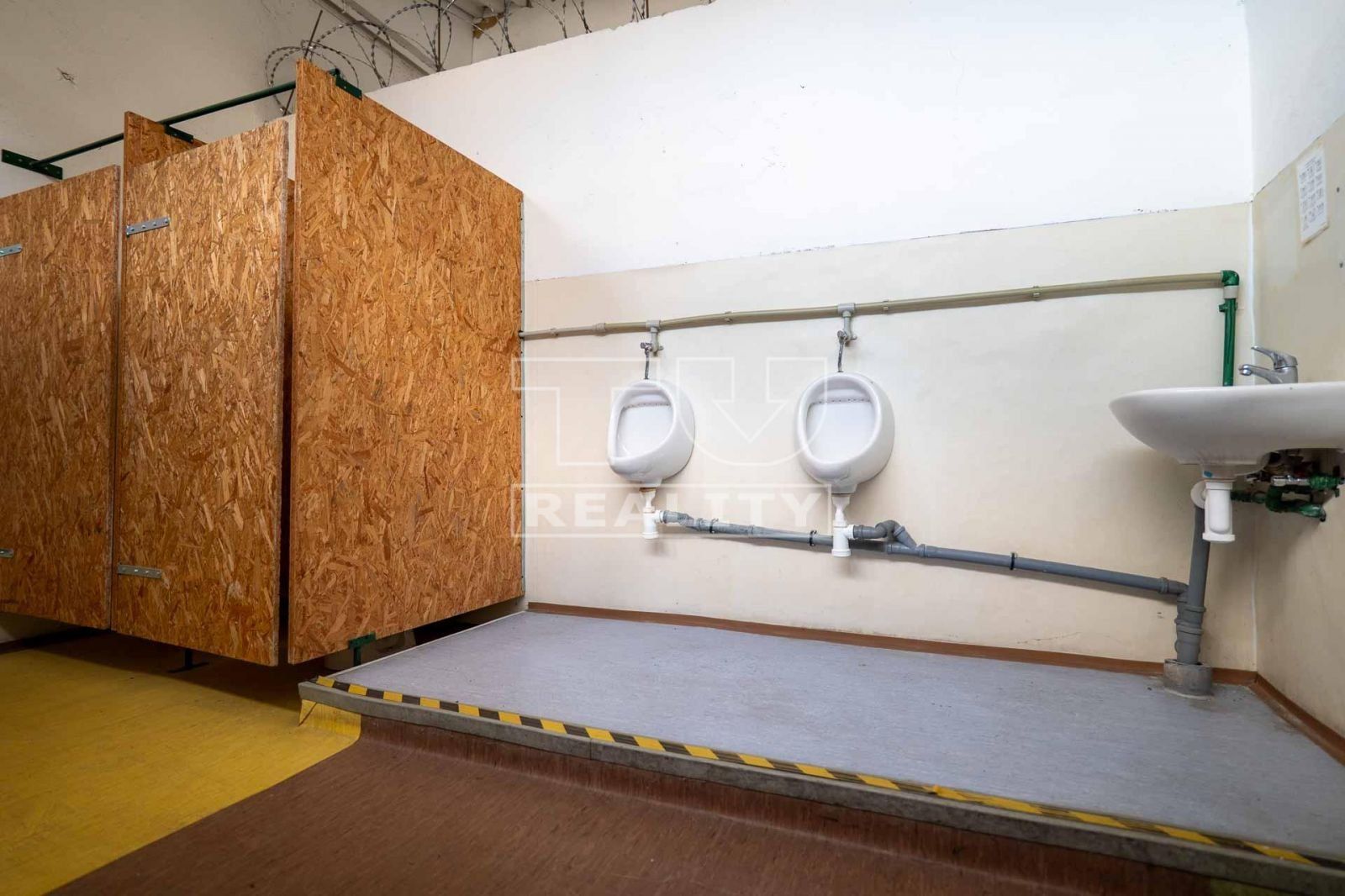 Investičná príležitosť! Predaj výrobno - skladového areálu Želiezovce 18000 m2