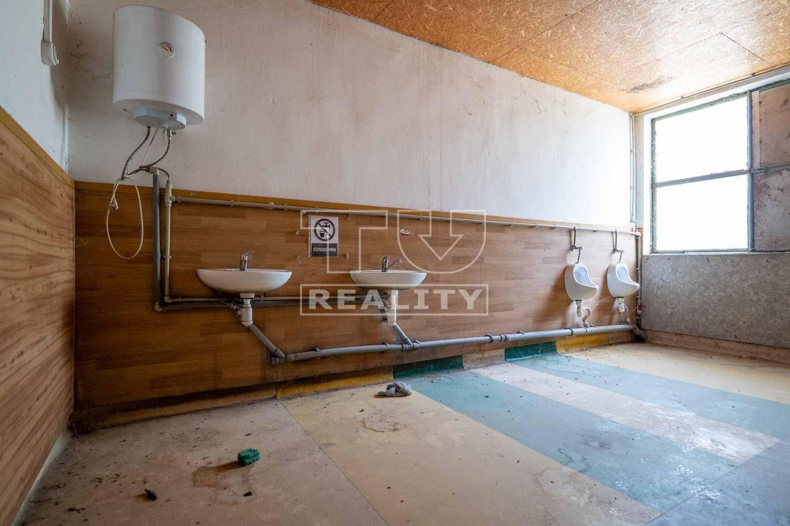 Investičná príležitosť! Predaj výrobno - skladového areálu Želiezovce 18000 m2