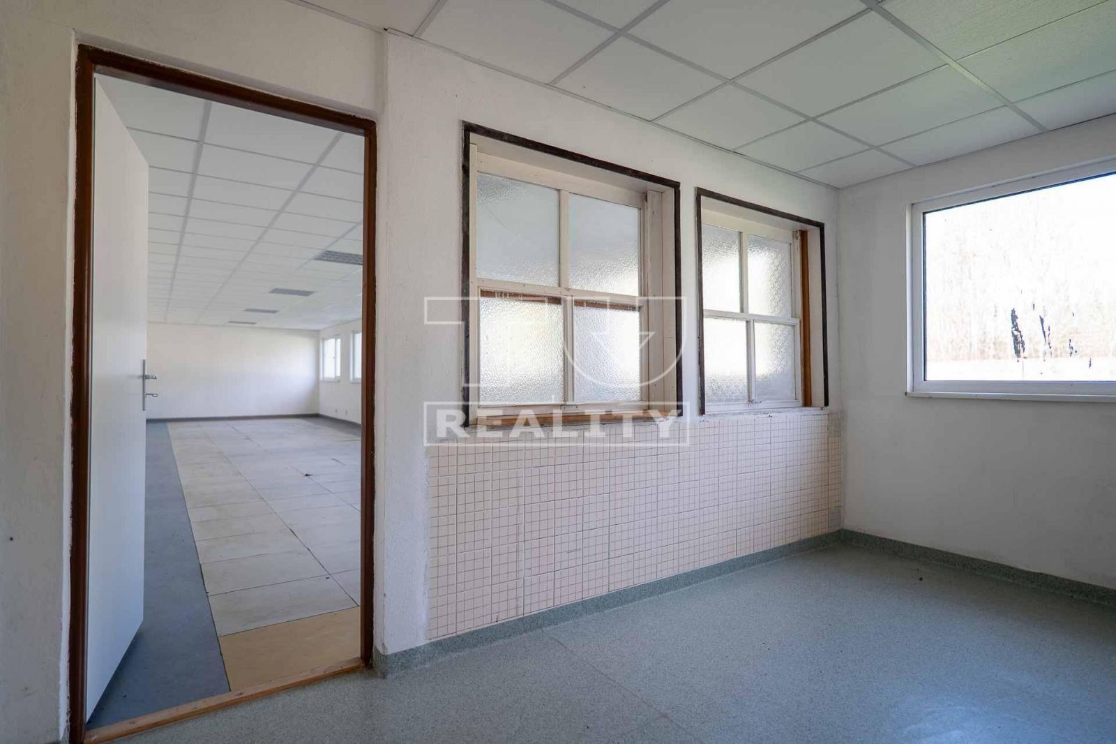 Investičná príležitosť! Predaj výrobno - skladového areálu Želiezovce 18000 m2