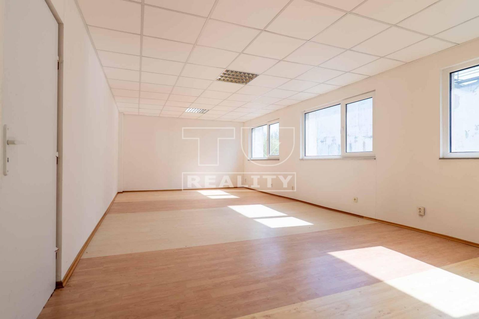 Investičná príležitosť! Predaj výrobno - skladového areálu Želiezovce 18000 m2