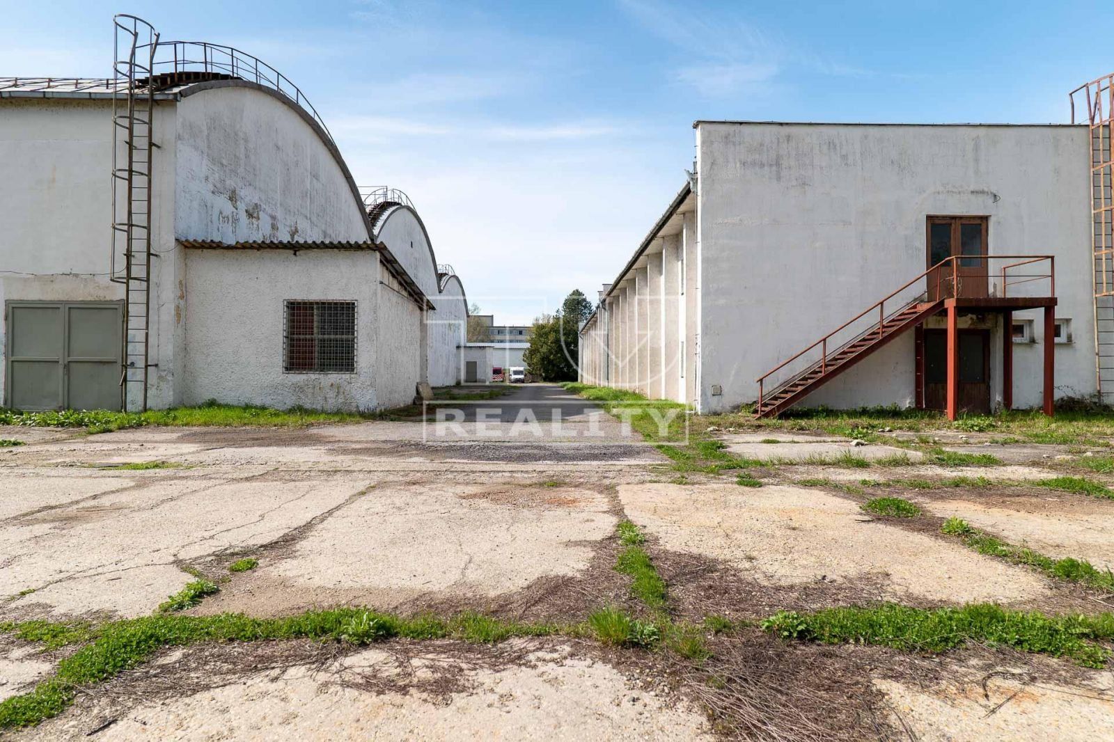 Investičná príležitosť! Predaj výrobno - skladového areálu Želiezovce 18000 m2