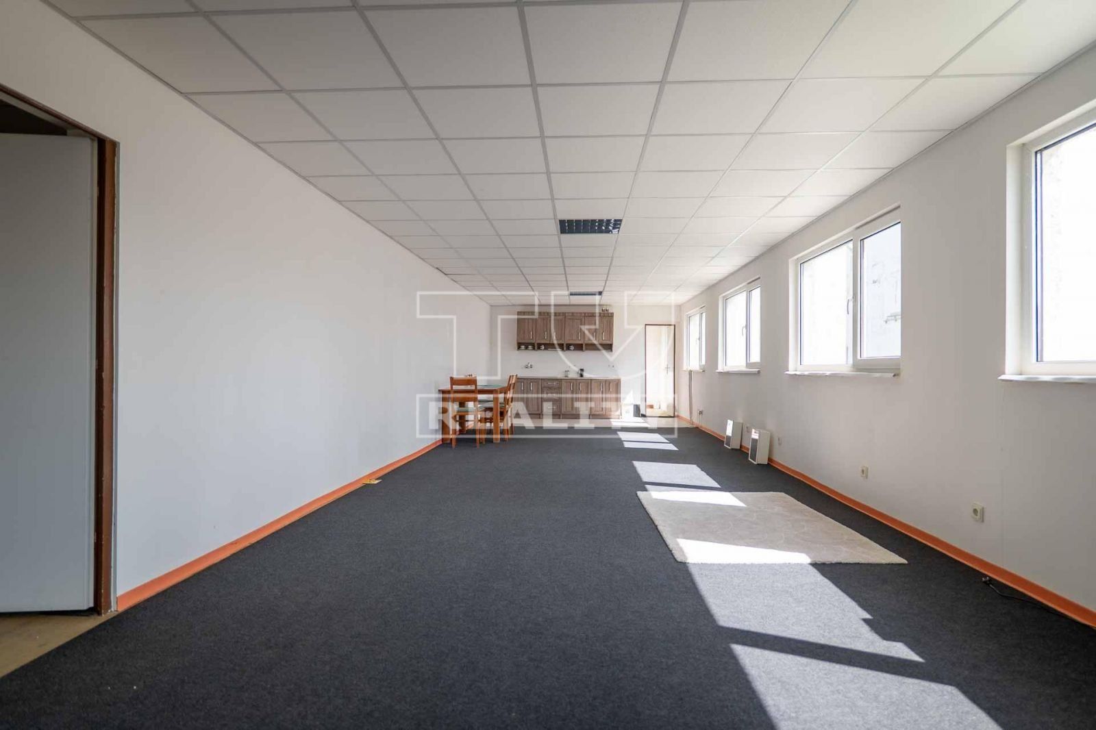 Investičná príležitosť! Predaj výrobno - skladového areálu Želiezovce 18000 m2