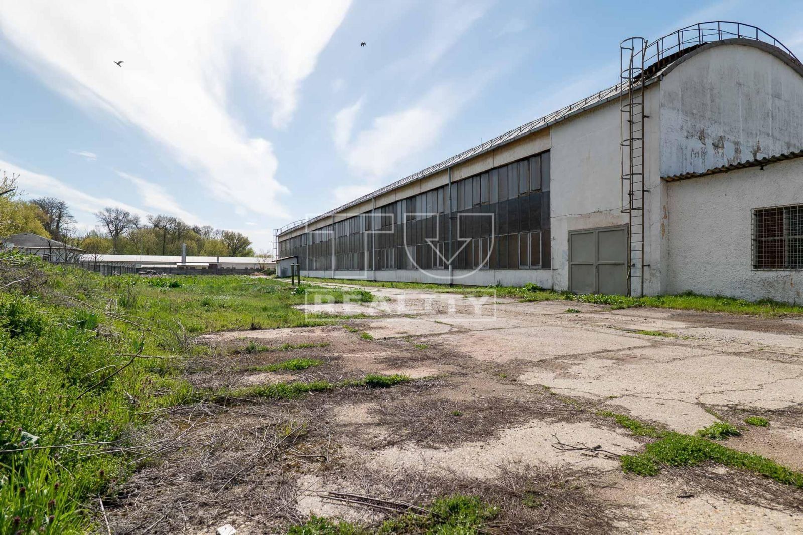 Investičná príležitosť! Predaj výrobno - skladového areálu Želiezovce 18000 m2