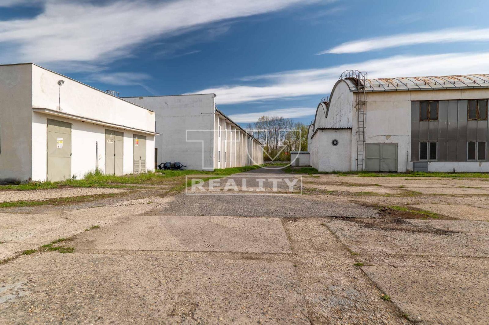 Investičná príležitosť! Predaj výrobno - skladového areálu Želiezovce 18000 m2