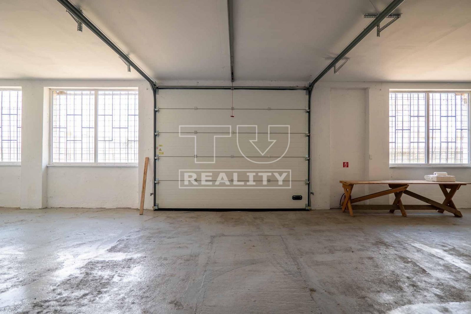 Investičná príležitosť! Predaj výrobno - skladového areálu Želiezovce 18000 m2