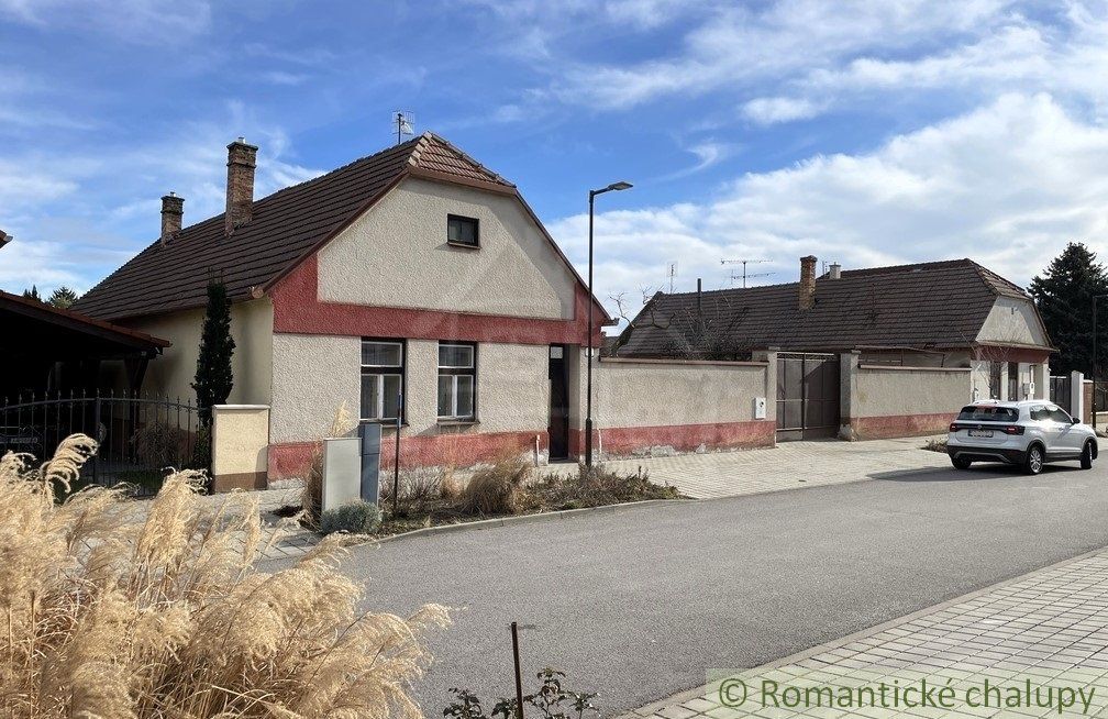 Vidiecky dom s krásnym pozemkom 1500 m2 v centre obce Voderady, vhodný na rekonštrukciu, možné je rozdelenie pozemku pre 2 až 4 domy