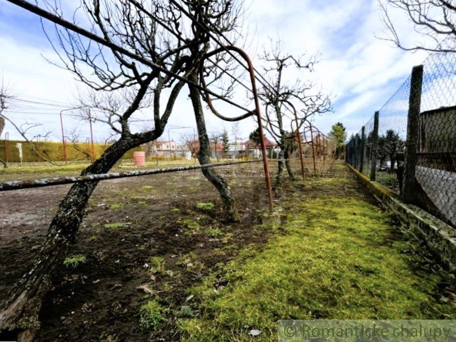 Vidiecky dom s krásnym pozemkom 1500 m2 v centre obce Voderady, vhodný na rekonštrukciu, možné je rozdelenie pozemku pre 2 až 4 domy