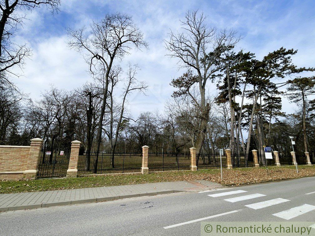 Vidiecky dom s krásnym pozemkom 1500 m2 v centre obce Voderady, vhodný na rekonštrukciu, možné je rozdelenie pozemku pre 2 až 4 domy