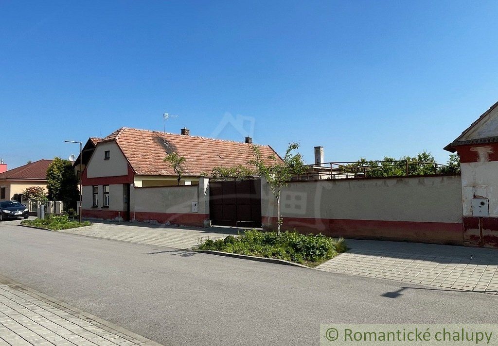 Vidiecky dom s krásnym pozemkom 1500 m2 v centre obce Voderady, vhodný na rekonštrukciu, možné je rozdelenie pozemku pre 2 až 4 domy