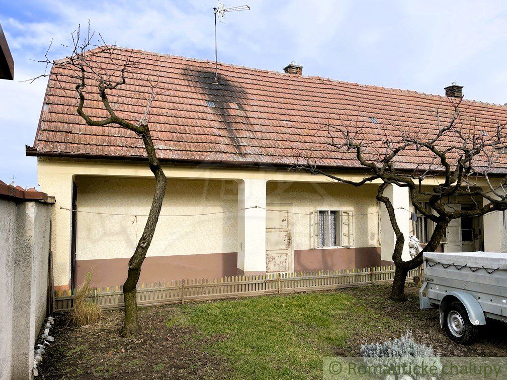Vidiecky dom s krásnym pozemkom 1500 m2 v centre obce Voderady, vhodný na rekonštrukciu, možné je rozdelenie pozemku pre 2 až 4 domy