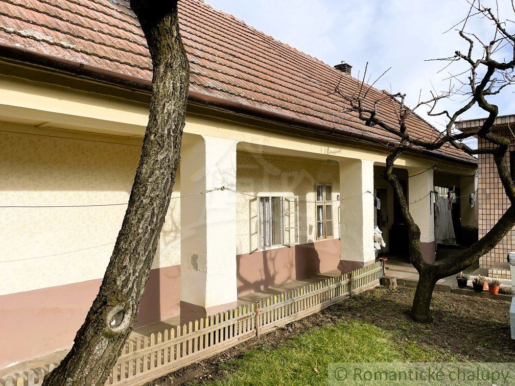 Vidiecky dom s krásnym pozemkom 1500 m2 v centre obce Voderady, vhodný na rekonštrukciu, možné je rozdelenie pozemku pre 2 až 4 domy