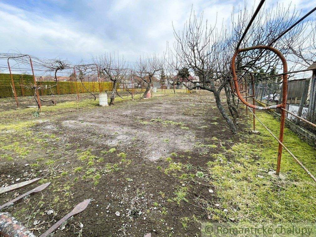 Vidiecky dom s krásnym pozemkom 1500 m2 v centre obce Voderady, vhodný na rekonštrukciu, možné je rozdelenie pozemku pre 2 až 4 domy