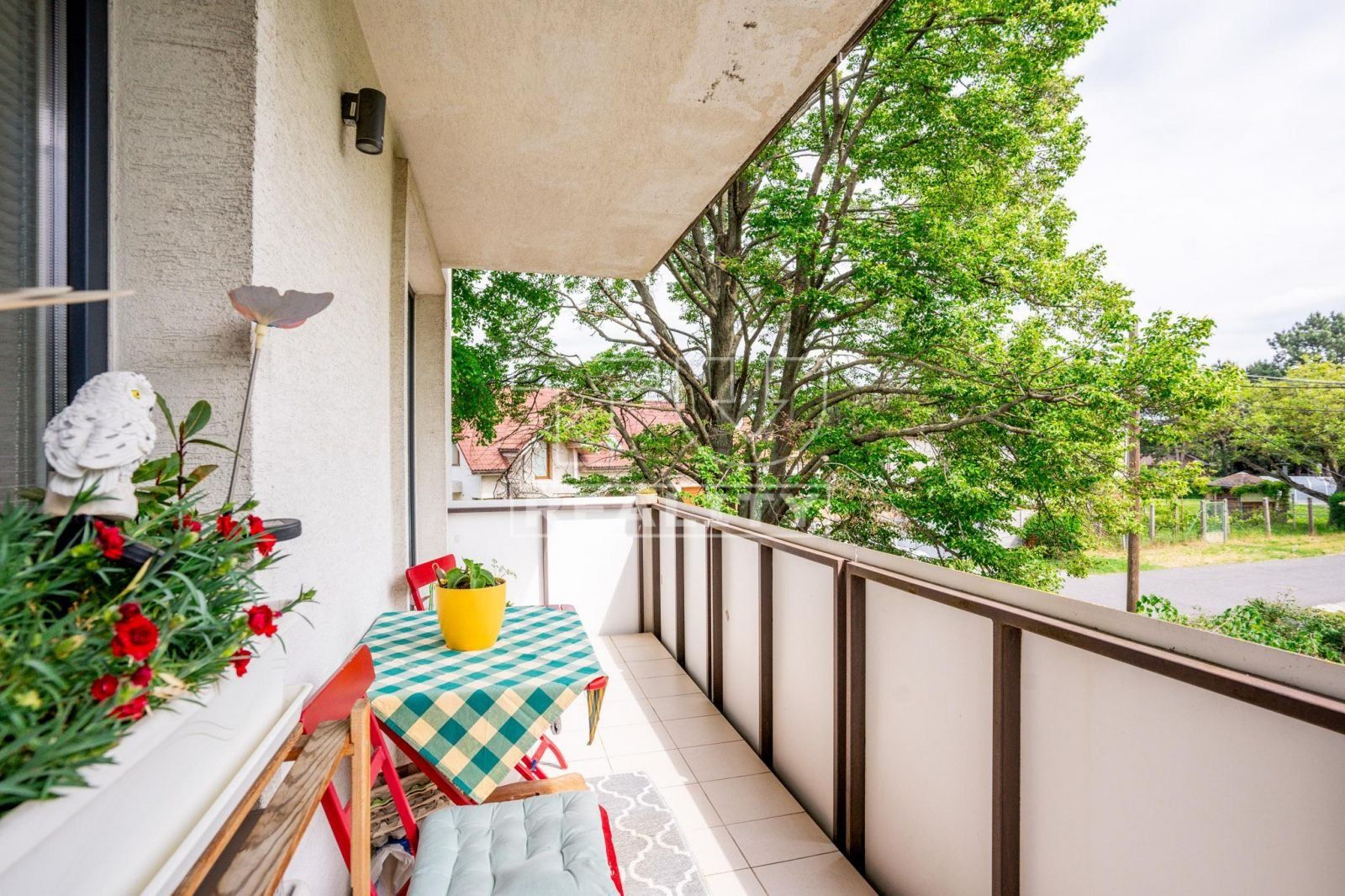 Pripravujeme na predaj zariadený 2-izbový byt s balkónom a garážovým státím v pokojnej časti Vrakune, 47 m2