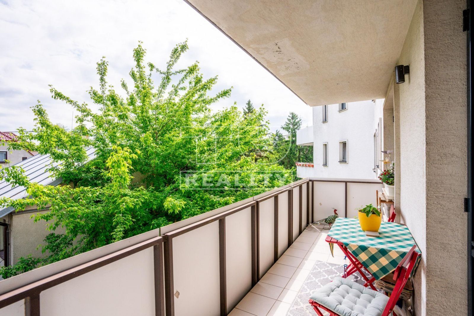 Pripravujeme na predaj zariadený 2-izbový byt s balkónom a garážovým státím v pokojnej časti Vrakune, 47 m2