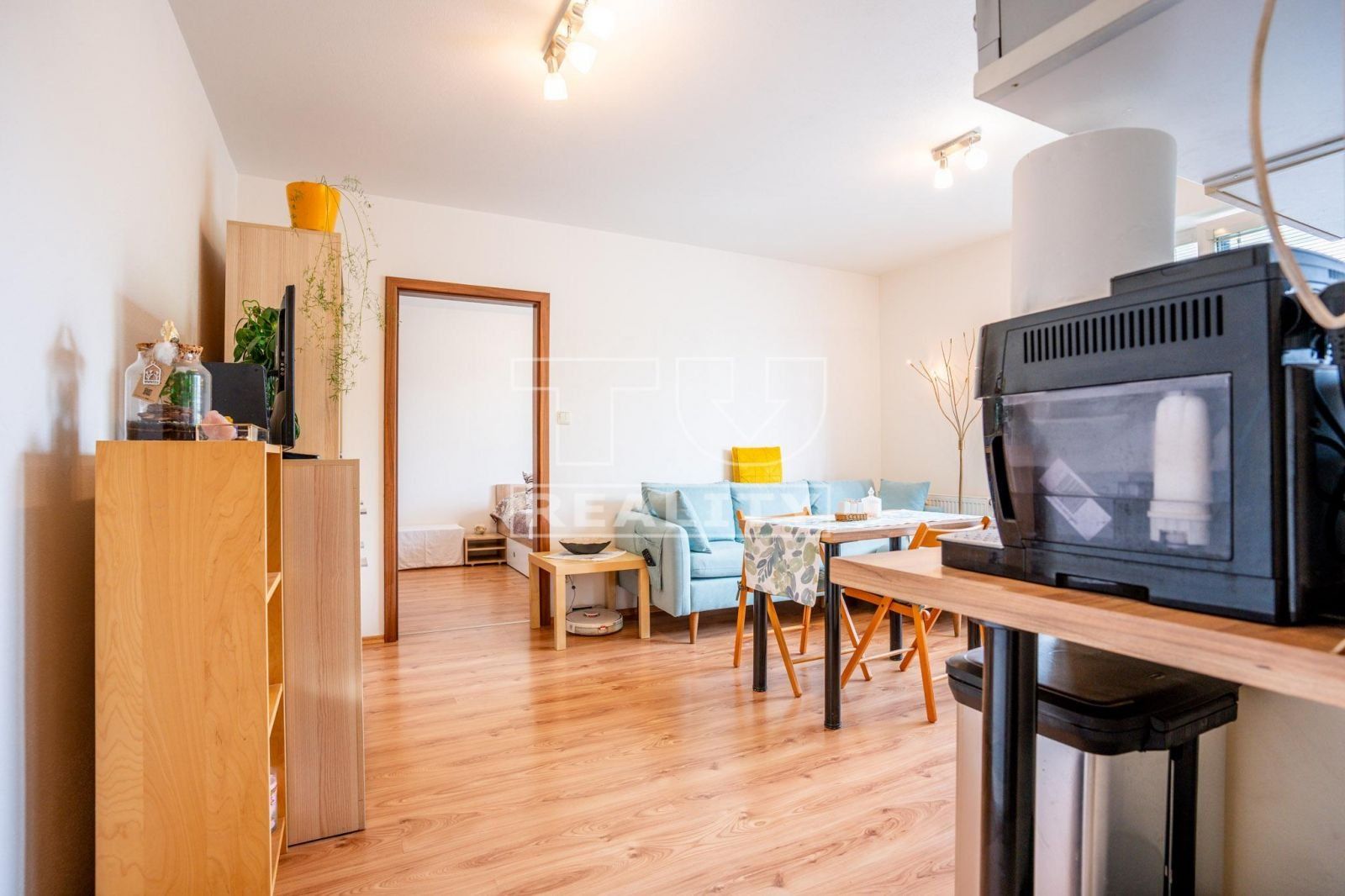 Pripravujeme na predaj zariadený 2-izbový byt s balkónom a garážovým státím v pokojnej časti Vrakune, 47 m2