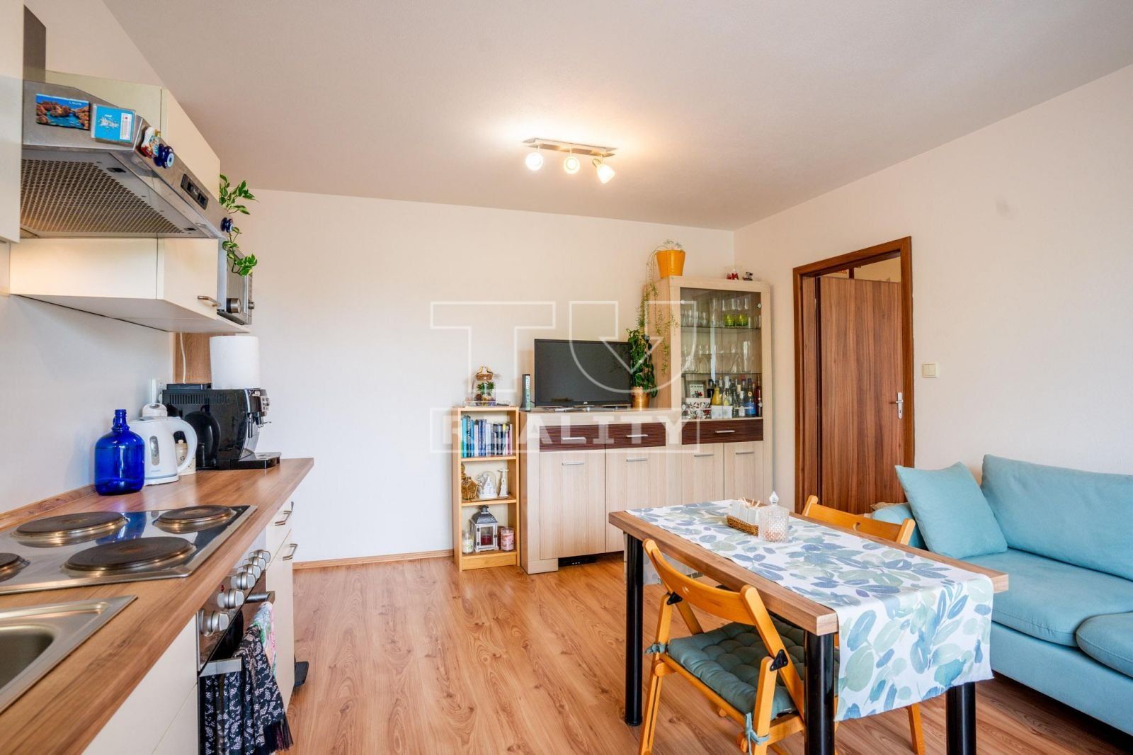 Pripravujeme na predaj zariadený 2-izbový byt s balkónom a garážovým státím v pokojnej časti Vrakune, 47 m2